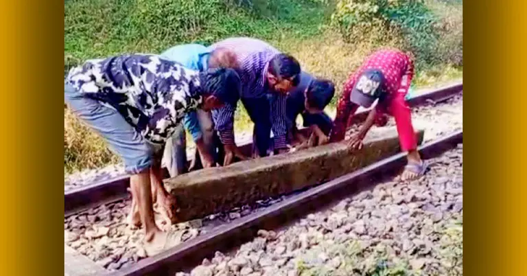 রেললাইনের ওপর স্লিপার ফেলছে দুর্বৃত্তরা